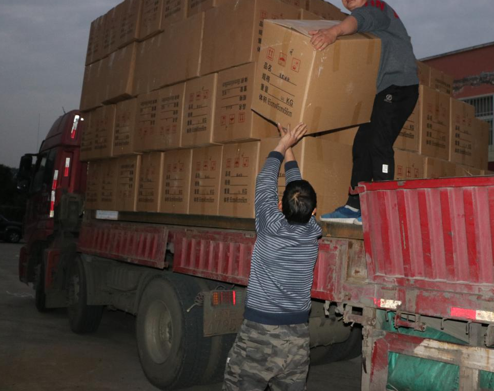 人工装车（网图）