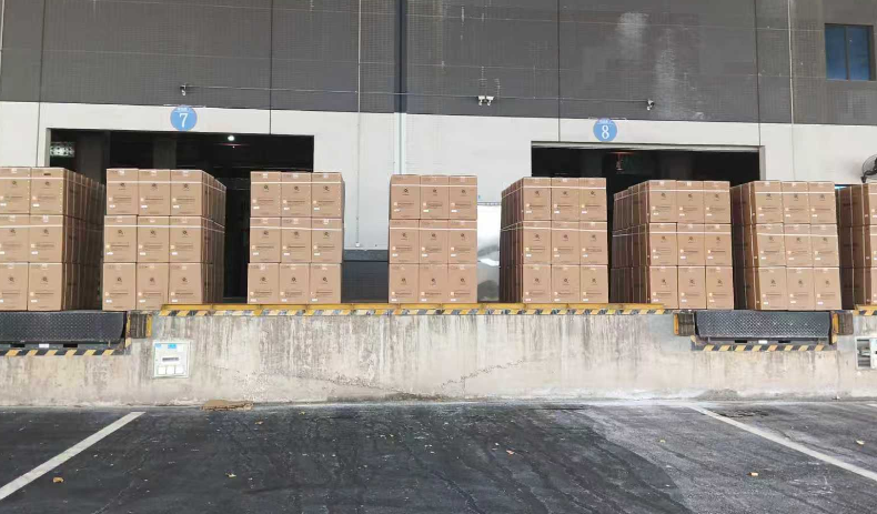 放置纸箱产品的月台